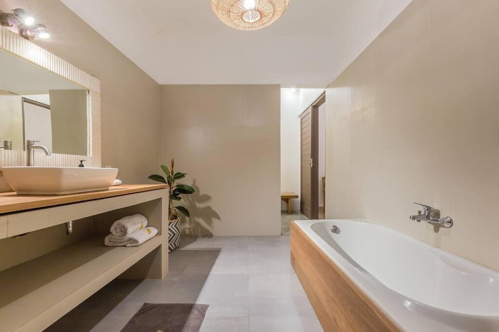 Villa Pulesari 3 Bedrooms Seminyak (Bali)